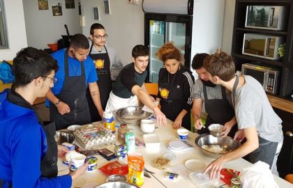 מחוברים דרך המטבח: בני השירות הלאומי פוגשים את למרחב