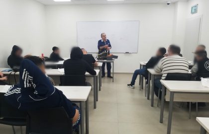סדנת מכונאות רכב בתכנית 'שותפים לדרך'