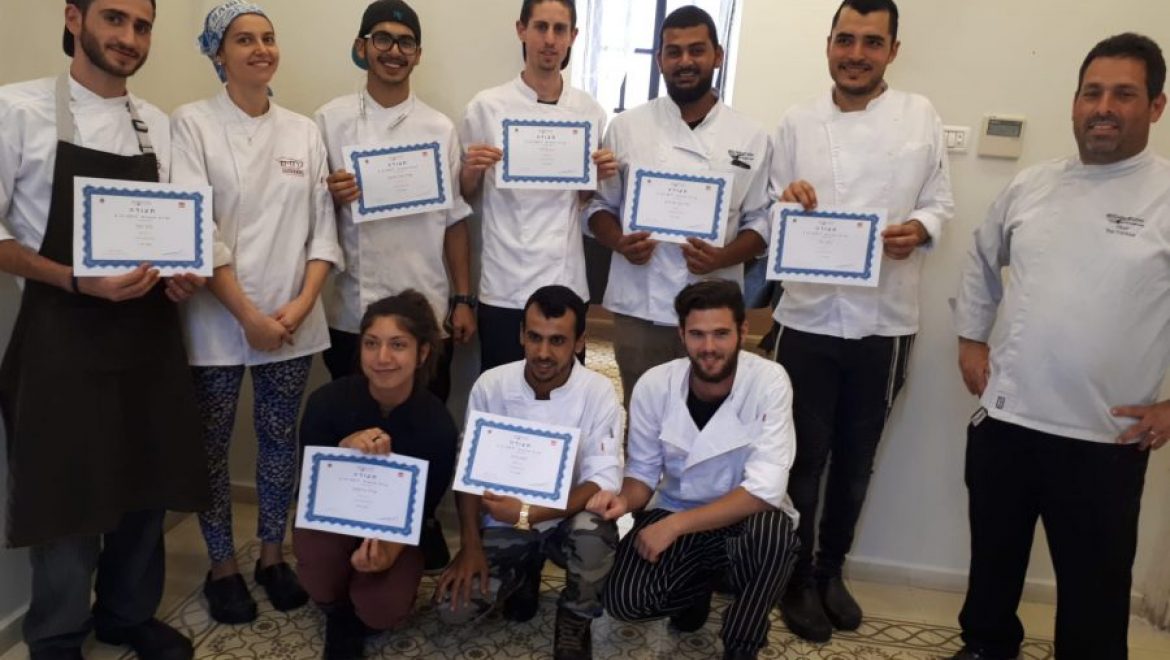 עשרה טבחים חדשים הוכשרו במסגרת קורס הטבחות הראשון מטעם "עובדים ביחד"