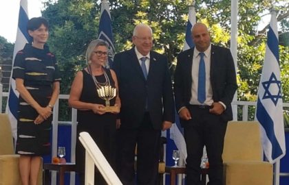 שולה מוזס, מייסדת ויו"ר למרחב, מקבלת את אות הנשיא למתנדב לשנת 2018